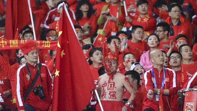 魏家的首席药剂师柯教授，此时指导几位助理，在魏家的客厅里，摆上了微型反应釜、提炼机以及离心机，准备按照新药方进行调配。